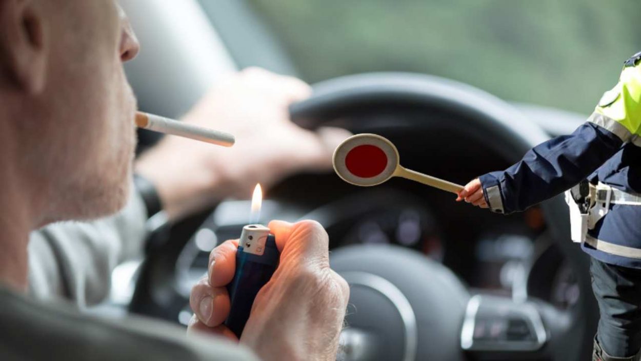 Non fumare in auto rischi la multa