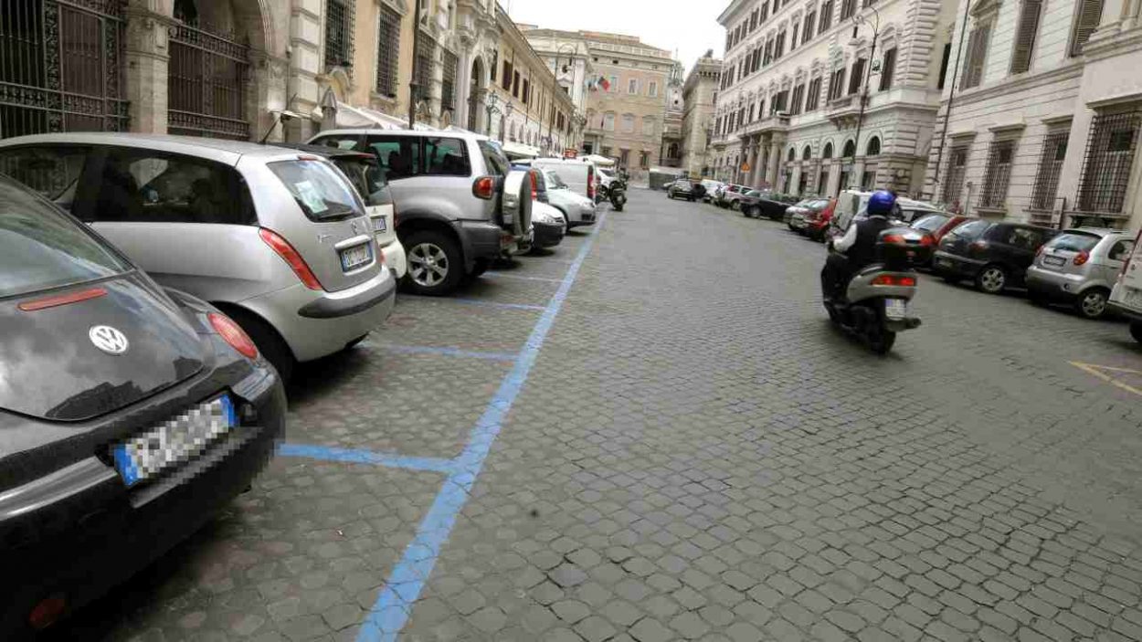 Così parcheggi gratis nelle aree con le strisce blu