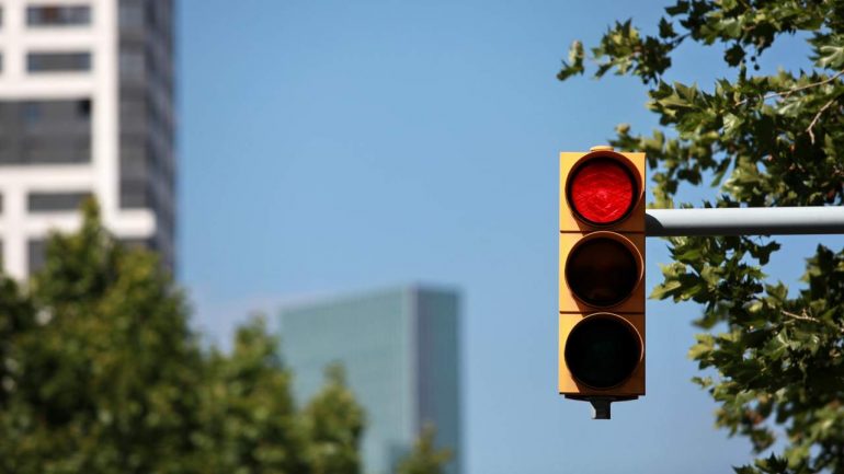 Cosa succede se passi con il semaforo rosso