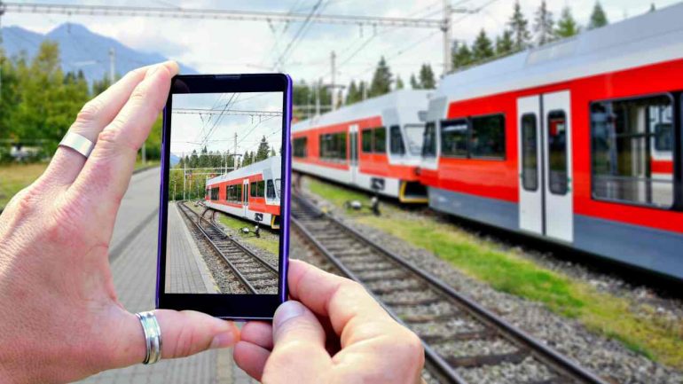 Cosa dice la legge sulle foto ad auto e treni