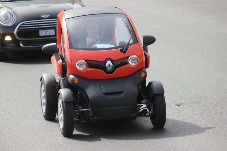 Ora guidi le auto elettriche a 16 anni