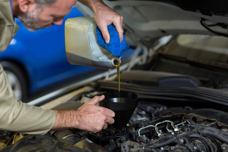 Cambiare l'olio motore