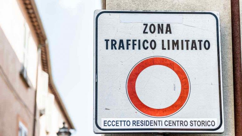 Zona a traffico limitato - fonte_Canva - targetmotori.com