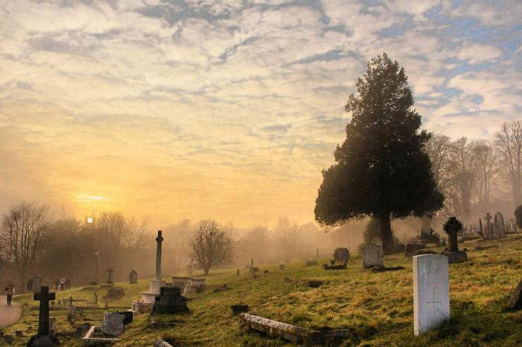 Cimitero all'aperto - foto pexels - targetmotori.com