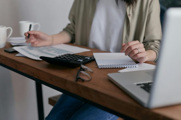 Donna che fa i calcoli per capire quale Bonus le spetta - foto pexels - targetmotori.com