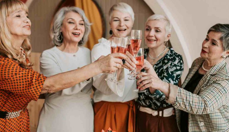 Donne festeggiano - foto pexels - targetmotori.com