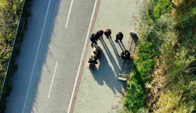 Ragazzi in strada - foto pexels - targetmotori.com