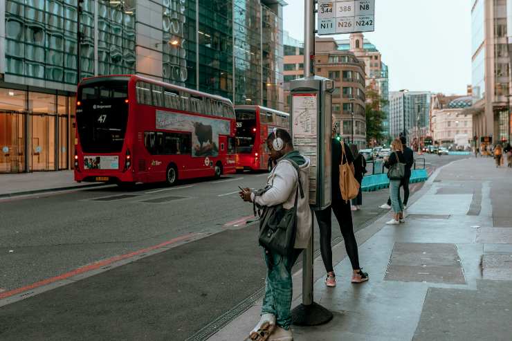 Ragazzo aspetta l'autobus - foto pexels - targetmotori.com