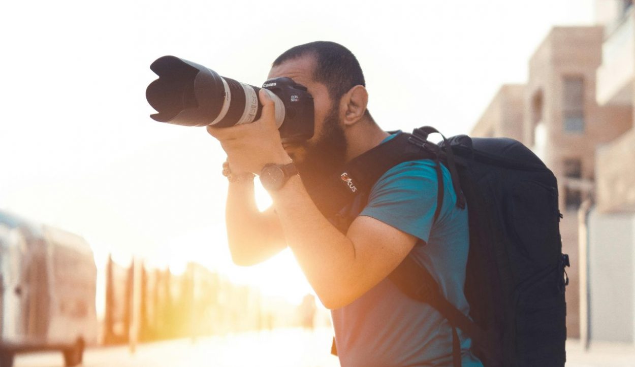 Ragazzo fotografa - foto Pexels - Targetmotori.com