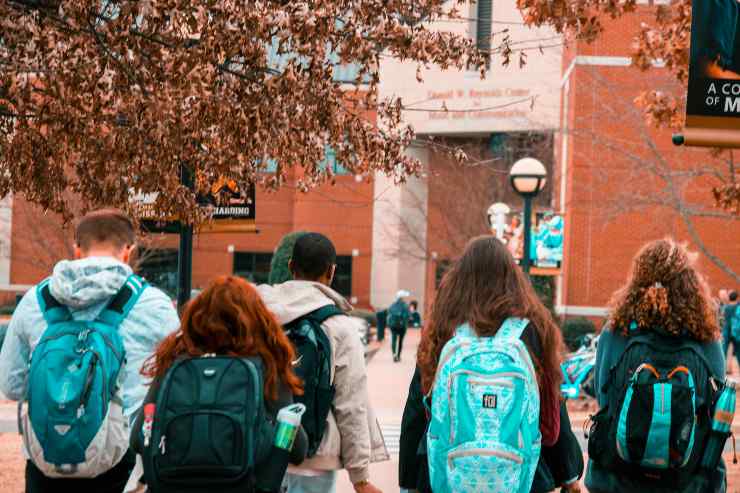 Studenti che si recano all'ingresso dell'Università - foto pexels - targetmotori.com