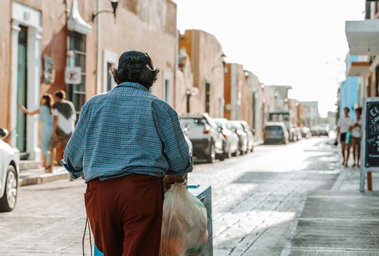 Uomo che circola per strada - foto pexels - targetmotori.com