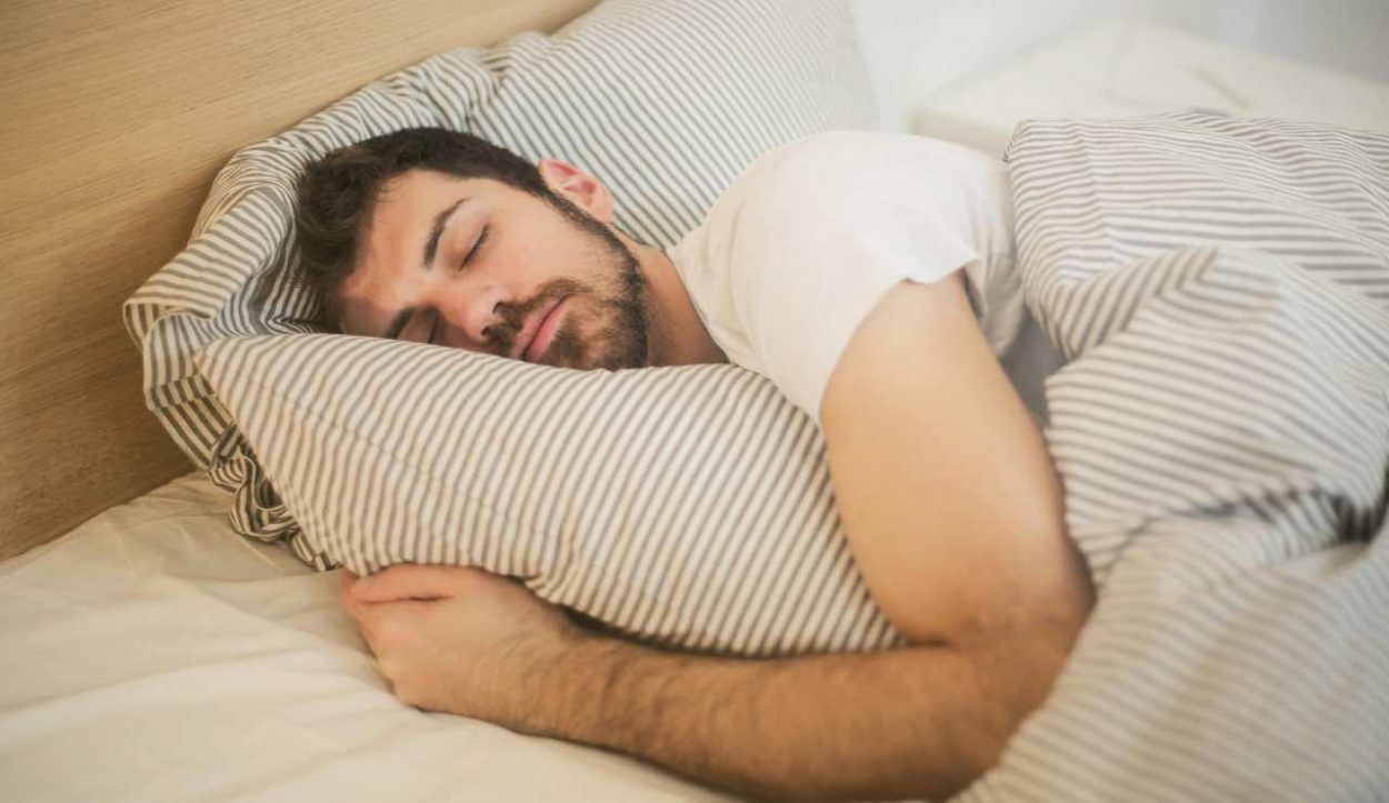 Uomo che dorme - foto pexels - targetmotori.com