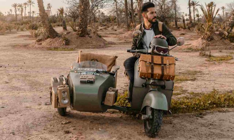 Uomo in sidecar - foto Pexels - Targetmotori.com