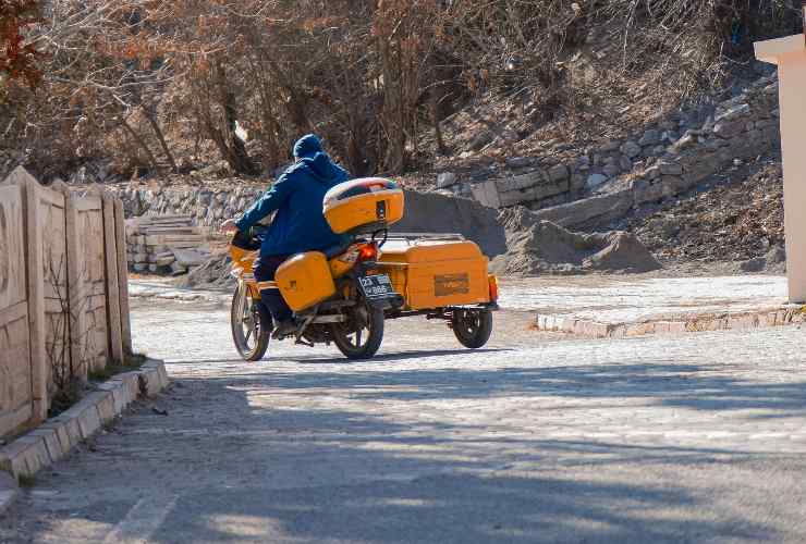 Uomo si allontana in sidecar - foto Pexels - Targetmotori.com