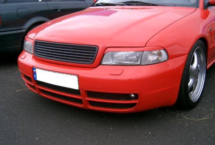 Auto di colore rosso con fari spenti - foto flickr - targetmotori.com