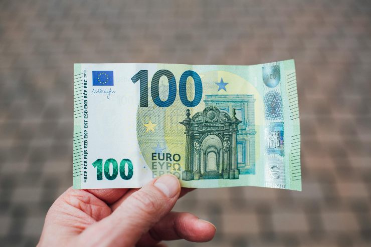 Banconota da 100 euro - foto pexels - targetmotori.com