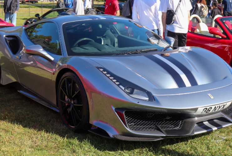 Ferrari 488 Pista su un prato - foto wikimedia commons - targetmotori.com