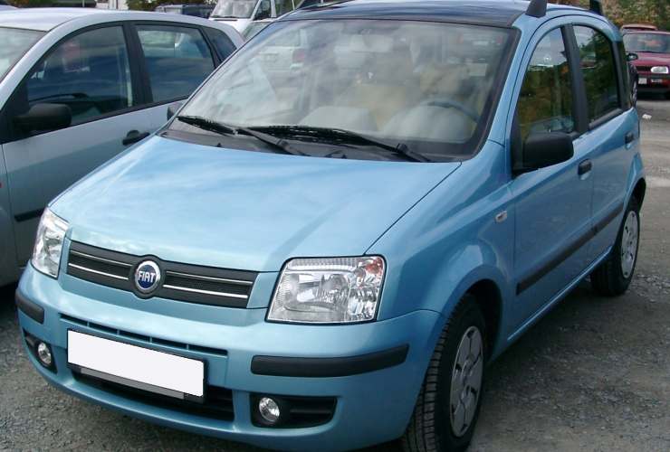 Fiat Panda di colore azzurro pulita e ben parcheggiata - foto wikimedia commons - targetmotori.com