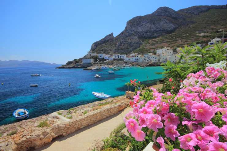 Isola di Levanzo, in Sicilia - foto wikimedia commons - targetmotori.com