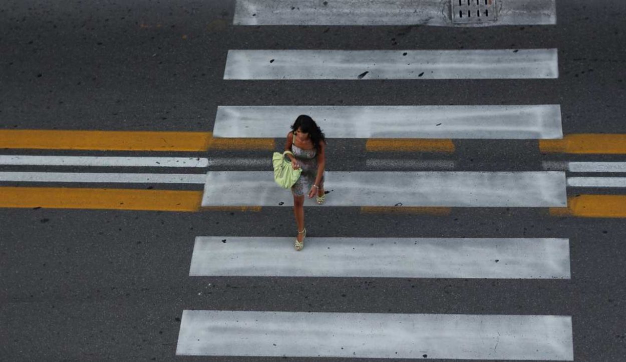 Ragazza attraversa su strisce pedonali - foto flickr - targetmotori.com