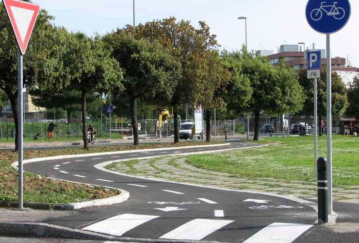 Strisce pedonali nel parco cittadino con alberi a vista - foto flickr - targetmotori.com